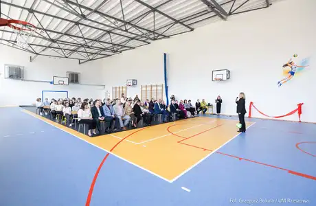 Kolejna hala sportowa w Rzeszowie odnowiona Odnowiona hala sportowa w SP 16 w Rzeszowie, fot. Grzegorz Bukała / UM Rzeszowa 