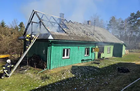 Tragiczny pożar niedaleko Brzozowa. Zginęła kobieta Pożar drewnianego domu w Orzechówce / fot. KP PSP w Brzozowie 