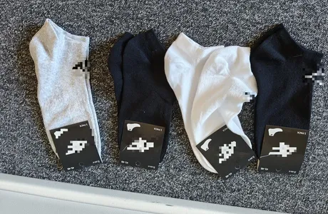 Sprzedawali podrobioną odzież na bazarze przy ul. Dworaka. Są już w rękach policji  Podrobiona odzież na targowisku przy ul. Dworaka / fot. KMP w Rzeszowie 