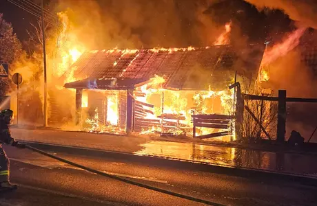 Wielki pożar w Tyczynie. Spłonął budynek Galerii Sztuki Światowid, w akcji ponad 20 strażaków [ZDJĘCIA] Pożar drewnianego domu w Tyczynie / fot. asp. sztab. Łukasz Gałuszyński, KM PSP w Rzeszowie 