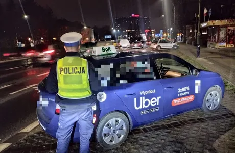Policyjne kontrole taksówek na aplikację w Rzeszowie. Sprawdzono ponad 50 pojazdów Policyjne kontrole taksówek na aplikację / fot. KMP w Rzeszowie 