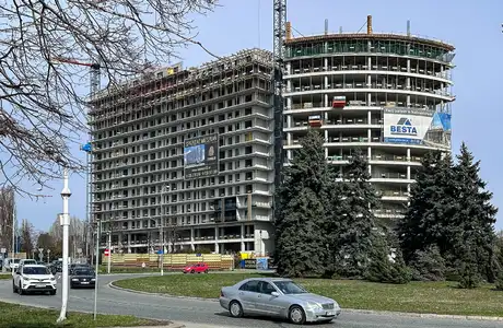 Rośnie gigant mieszkaniowo-usługowy przy rondzie Pobitno [ZDJĘCIA] Budowa kompleksu Lwowska 33 przy rondzie Pobitno w Rzeszowie, fot. ViC / RESinet.pl 