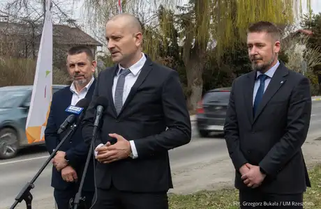 Podpisanie umowy na rozbudowę ul. Robotniczej w Rzeszowie - fot. Grzegorz Bukała / UM Rzeszowa