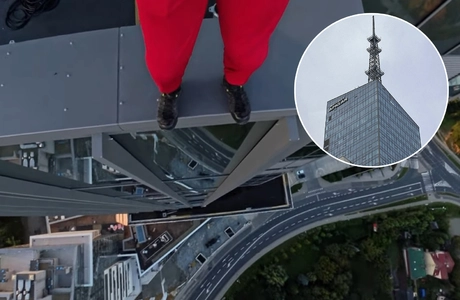 Skoczy z iglicy Olszynki Park, aby wspomóc zbiórkę dla chorego 5-letniego Krystiana fot. Kadr z filmu ze skokiem z Olszynki Park w 2024 roku / RESinet.pl 