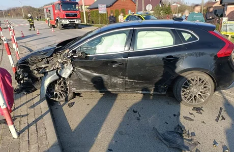 Driftował BMW i uderzył w Volvo. 21-latek stracił prawo jazdy Kolizja w miejscowośći Osiek Jasielski na Podkarpaciu / fot. KPP w Jaśle 