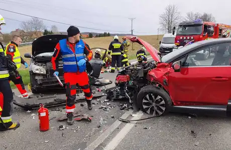 Czołowe zderzenie na DW 886 w Grabownicy Starzeńskiej. Lądował śmigłowiec LPR Wypadek w Grabownicy Starzeńskiej / fot. KPP w Brzozowie 