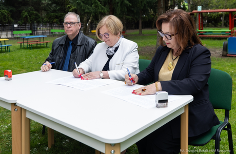 Jeszcze w tym roku przybędzie 10 nowych placów zabaw w Rzeszowie Podpisanie umowy na dofinansowanie budowy 10 placów zabaw przy rzeszowskich żłobkach, fot.Grzegorz Bukała / UM Rzeszowa 