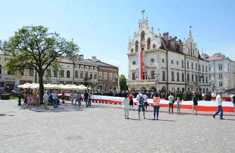 Znamy program majowych uroczystości patriotycznych w Rzeszowie Dzień Flagi na rzeszowskim Rynku, fot. Archiwum RESinet.pl 
