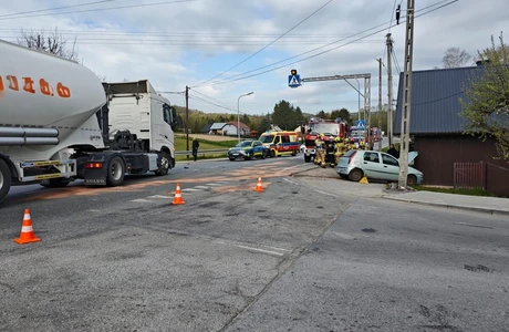 Zderzenie osobówki z cysterną w Połomii. 1 osoba w szpitalu fot. KPP w Strzyżowie 