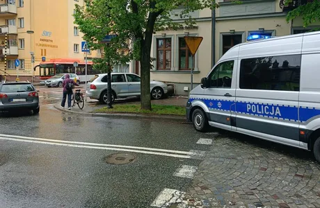 Uderzył Porsche w ścianę budynku przy ul. Dąbrowskiego. Miał ponad 3 promile i zakaz prowadzenia Nietrzeźwy kierujący Porsche wjechał w ścianę budynku - 12.05.2026 / fot. KMP w Rzeszowie 
