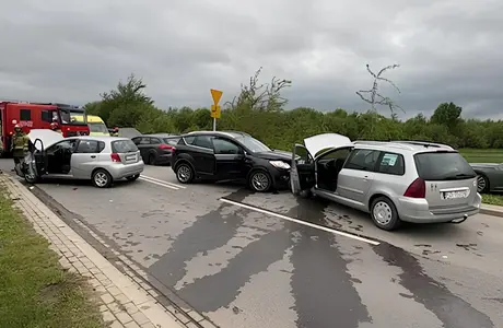 Poranne wypadki na ulicach Rzeszowa. Rozbite samochody i ranni  Wypadek na ul. Ludwika Chmury w Rzeszowie - 12.05.2026 / fot. KMP Rzeszów 