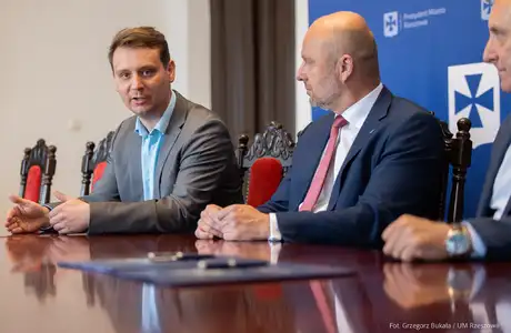 Podpisanie umowy z wykonawcą mini-rond na osiedlu Słocina / fot. Grzegorz Bukała, Urząd Miasta Rzeszowa
