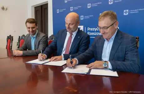 Podpisanie umowy z wykonawcą mini-rond na osiedlu Słocina / fot. Grzegorz Bukała, Urząd Miasta Rzeszowa