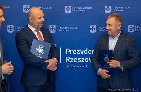Podpisanie umowy z wykonawcą mini-rond na osiedlu Słocina / fot. Grzegorz Bukała, Urząd Miasta Rzeszowa