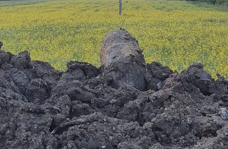 W Rzeszowie znaleziono bombę lotniczą z czasów II wojny światowej Niewybuch z II wojny światowej znaleziony na ul. Spichlerzowej/ fot. KMP w Rzeszowie 