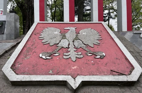 Pomnik Dziesięciu Rąk przy ul. Partyzantów w Rzeszowie / fot. Archiwum RESinet.pl