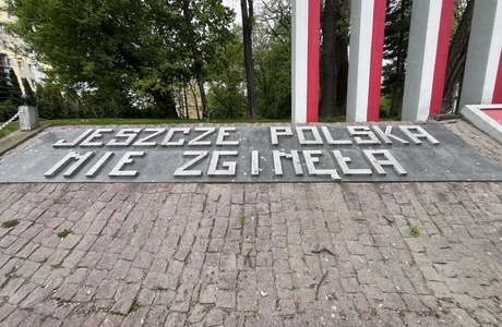 Pomnik Dziesięciu Rąk przy ul. Partyzantów w Rzeszowie / fot. Archiwum RESinet.pl