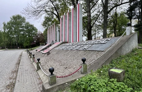 Pomnik Dziesięciu Rąk przy ul. Partyzantów w Rzeszowie / fot. Archiwum RESinet.pl