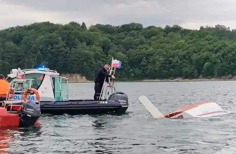 Akcja służb na Jeziorze Solińskim, po wywróceniu się żagłowki / fot. KPP Lesko
