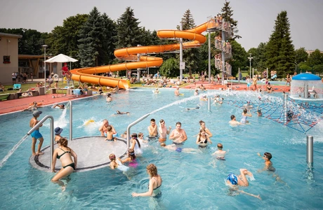 Tor przeszkód i strefa Kids Club - wakacyjne atrakcje na basenach odkrytych ROSiR Fot. Grzegorz Bukała / Urząd Miasta Rzeszowa 