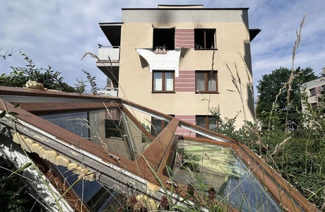 Pożar mieszkania przy ul. Twardowskiego. Dwie osoby w szpitalu, ogień prawdopodobnie od hulajnogi Pożar mieszkania w bloku na ul. Twardowskiego w Rzeszowie (3.07.2026) - fot. ViC / RESinet.pl 