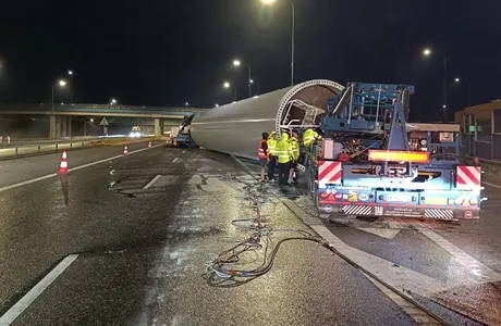 Utrudnienia na autostradzie A4 pod Rzeszowem. Z ciężarówki wypadł duży ładunek Zablokowany zjazd z autostrady A4 na węźle Rzeszów-Wschód / fot. KMP w Rzeszowie 