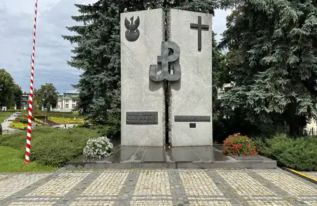 Rzeszów uczci 82. rocznicę wybuchu Powstania Warszawskiego. Apel Pamięci, salwa honorowa i wspólne śpiewanie Na zdj. Pomnik Pamięci Żołnierzy Armii Krajowej podokręgu Rzeszów / fot. Archiwum RESinet.pl 