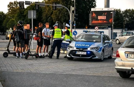 Nielegalny przejazd hulajnogami zatrzymany przez policję  fot. KMP w Rzeszowie 