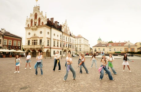 Nowy klip RDK już hula w sieci. Premiera utworu „Poza mapą” Kadr z klipu „Poza mapą” 
