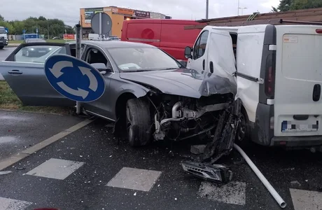 Kolizja czterech pojazdów, w tym autobusu MPK na rondzie Rodziny Ulmów Kolizja czterech pojazdów na rondzie Rodziny Ulmów / fot. KMP w Rzeszowie 