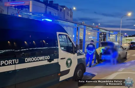 Akcja służb na ulicach Rzeszowa. Skontrolowano 82 pojazdy Policyjne kontrole przewozu osób „na aplikację” / fot. KMP w Rzeszowie 