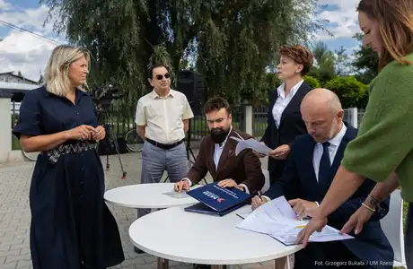 Nowe latarnie na dwóch rzeszowskich osiedlach. Rozświetlą ponad 3 km dróg Podpisanie umowy na montaż nowego oświetlenia na dwóch rzeszowskich osiedlach, fot. Grzegorz Bukała / UM Rzeszowa 