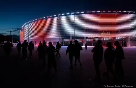 Budowa PCLA na ostatniej prostej. Znamy datę otwarcia  Nocne próby oświetlenia, nagłośnienia i podświetlenia elewacji PCLA - fot. Grzegorz Bukała / UM Rzeszowa 