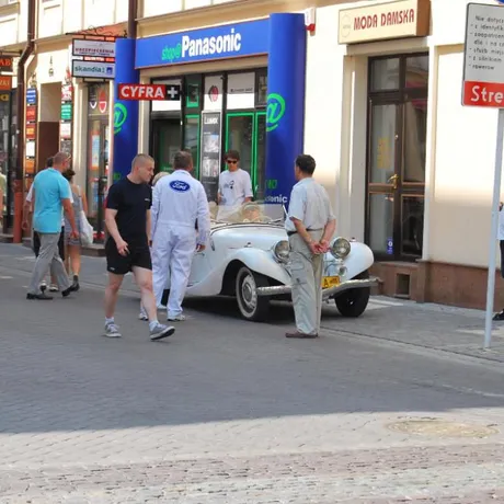 XI Podkarpacki Rajd Pojazdów Zabytkowych - Rzeszów - Rynek - fot 53