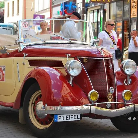 XI Podkarpacki Rajd Pojazdów Zabytkowych - Rzeszów - Rynek - fot 51