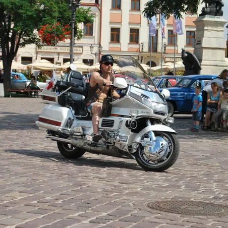 XI Podkarpacki Rajd Pojazdów Zabytkowych - Rzeszów - Rynek - fot 57