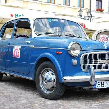 XI Podkarpacki Rajd Pojazdów Zabytkowych - Rzeszów - Rynek - fot 12