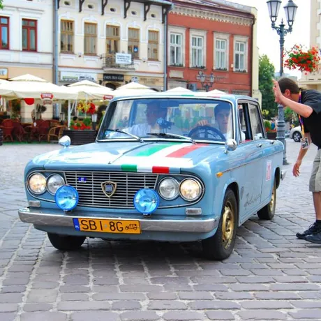 XI Podkarpacki Rajd Pojazdów Zabytkowych - Rzeszów - Rynek - fot 9