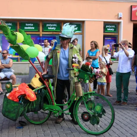 Parada uliczna Teatru Maska w Rzeszowie z okazji 80 rocznicy urodzin Jerzego Grotowskiego - fot 1