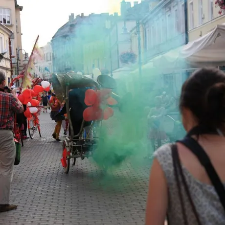 Parada uliczna Teatru Maska w Rzeszowie z okazji 80 rocznicy urodzin Jerzego Grotowskiego - fot 16