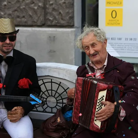 Parada uliczna Teatru Maska w Rzeszowie z okazji 80 rocznicy urodzin Jerzego Grotowskiego - fot 14