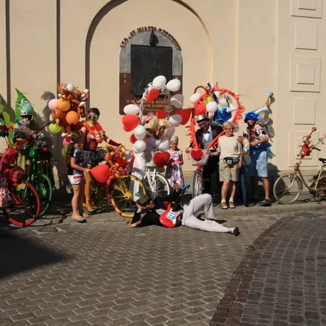 Parada uliczna Teatru Maska w Rzeszowie z okazji 80 rocznicy urodzin Jerzego Grotowskiego - fot 5