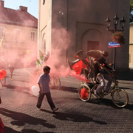 Parada uliczna Teatru Maska w Rzeszowie z okazji 80 rocznicy urodzin Jerzego Grotowskiego - fot 4