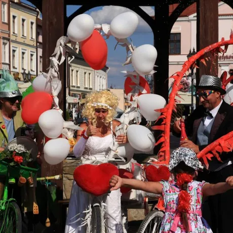 Parada uliczna Teatru Maska w Rzeszowie z okazji 80 rocznicy urodzin Jerzego Grotowskiego - fot 2