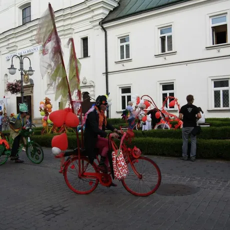 Parada uliczna Teatru Maska w Rzeszowie z okazji 80 rocznicy urodzin Jerzego Grotowskiego - fot 11