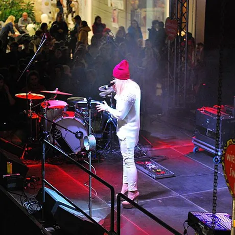 Ewa Farna podczas WOŚP 2014 w Rzeszowie - fot 1