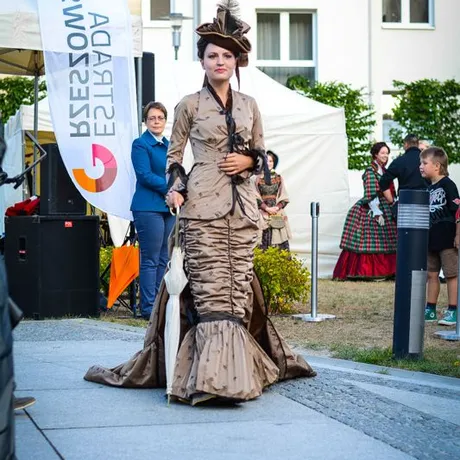 Narodowe Czytanie. Moda XIX wieku - fot 6