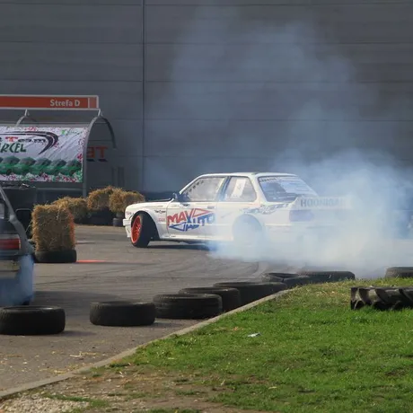 Pokazy driftu na Festiwalu Motoryzacyjnym w Rzeszowie  - fot 24