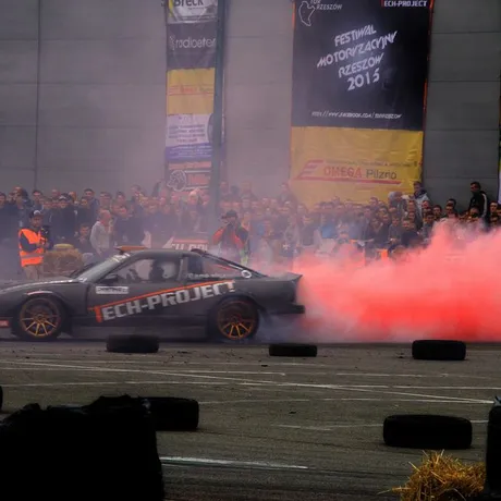 Pokazy driftu na Festiwalu Motoryzacyjnym w Rzeszowie  - fot 12