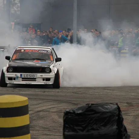 Pokazy driftu na Festiwalu Motoryzacyjnym w Rzeszowie  - fot 10